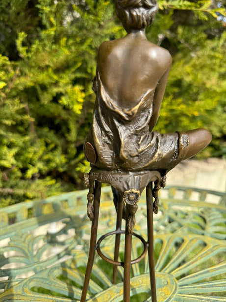 Sculpture Femme Souriante Assise 30cm Bronze