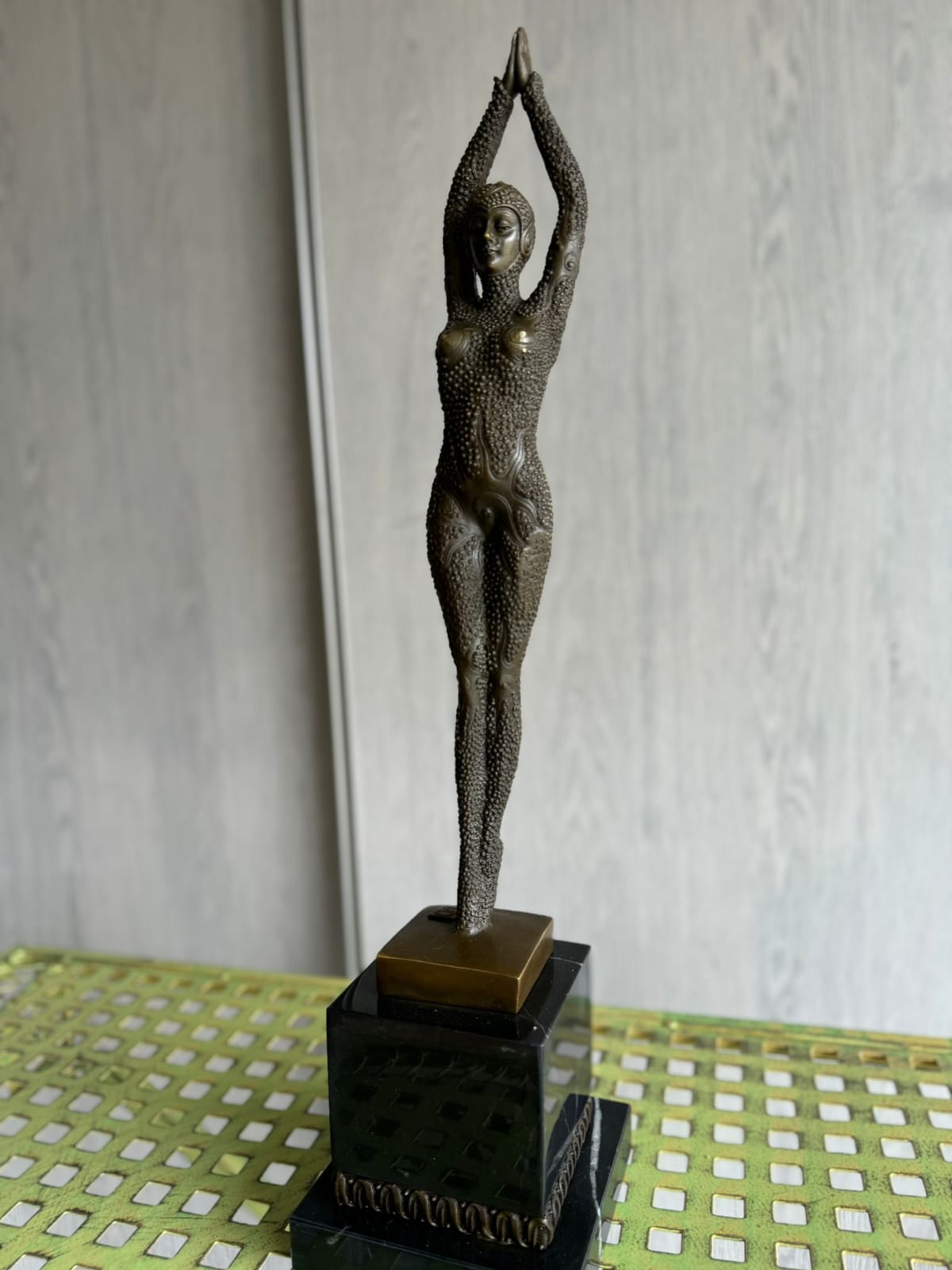 Sculpture Femme Elastique 50cm Bronze