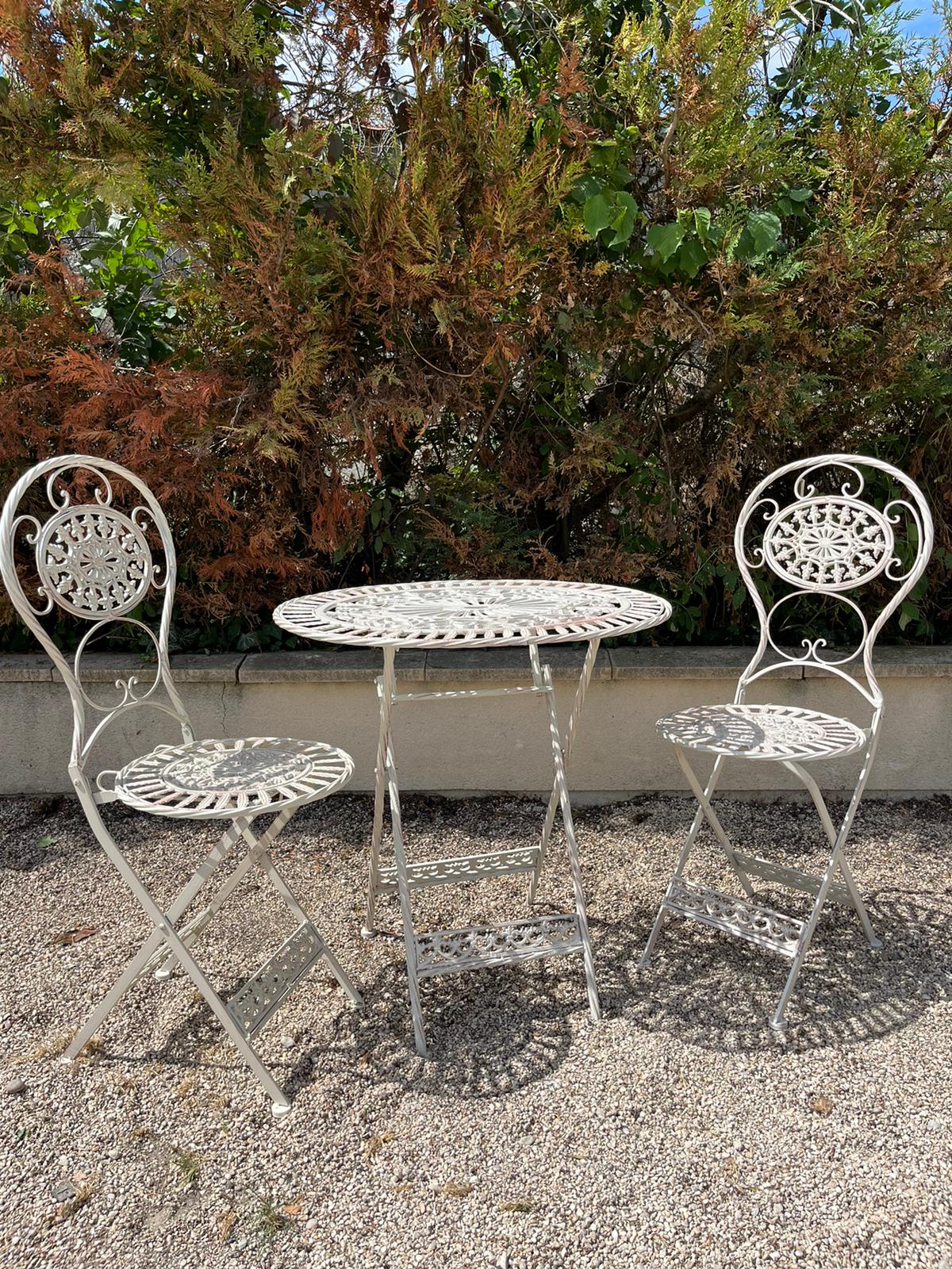 Mobilier en Fer : Salon de Jardin / Salon de Thé Bistrot 1 Table 2 Chaises Pliables Blanc