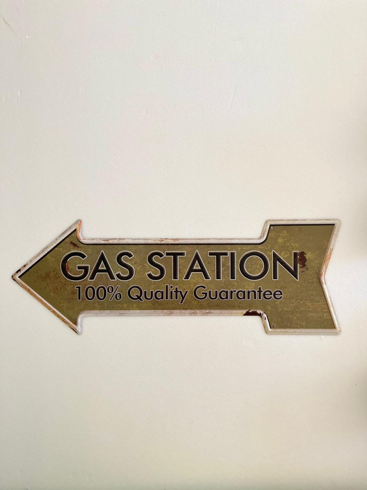 PLAQUE FLECHE MÉTAL GAS STATION 45x15 CM - PLAQUE DECORATIVE (8904705605972)